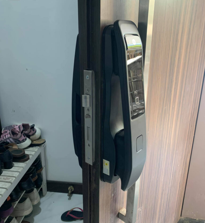 KHÓA ĐIỆN TỬ YALE YMI70A THÔNG MINH THIẾT KẾ PUSH PULL